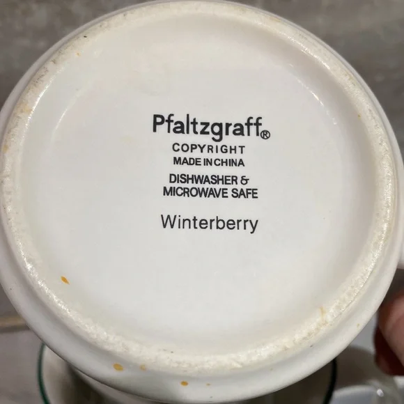 Christmas Winter Berry Tea/Coffee Mugs  
Set of 4 - Picture 2 of 2